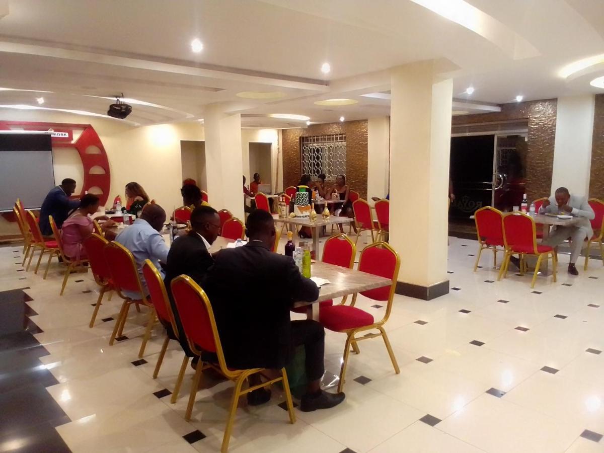 Royal Park Hotel جينجا المظهر الخارجي الصورة